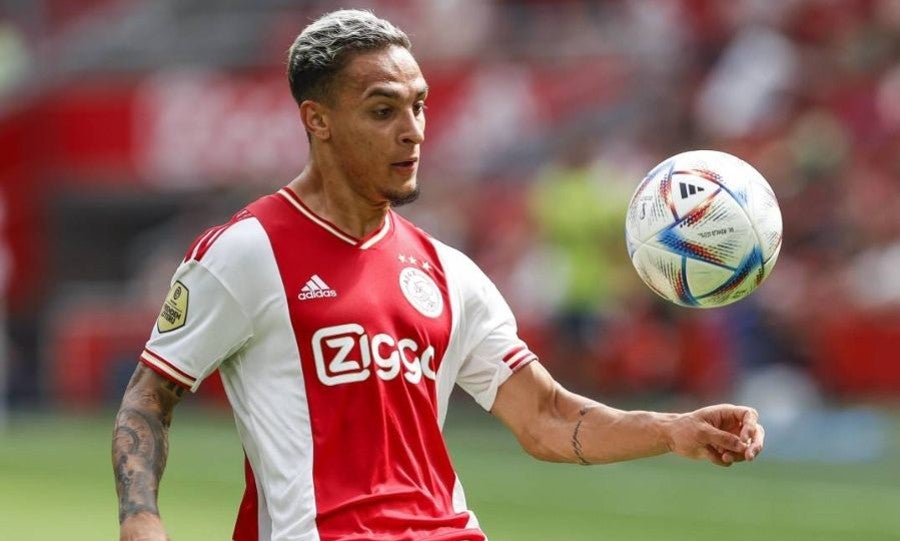 Antony en juego con el Ajax