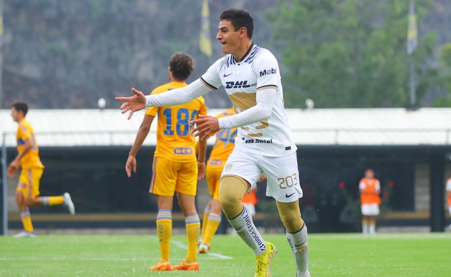 José Navarro celebra gol a Tigres en Cantera