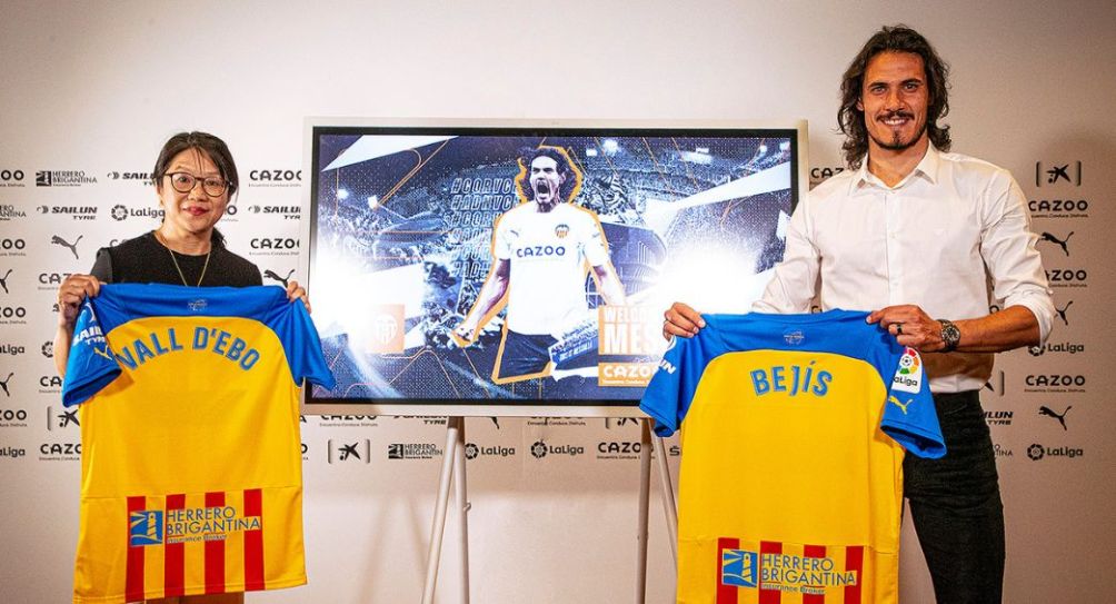 Edinson Cavani en su presentación con el Valencia