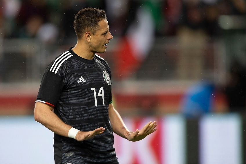 Chicharito durante un partido de México