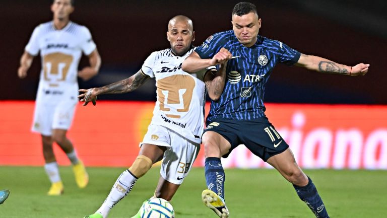 Dani Alves durante la derrota de Pumas con América 