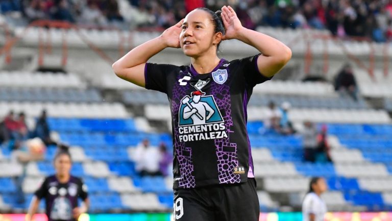 Charlyn Corral con Pachuca en festejo