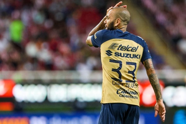 Dani Alves con Pumas