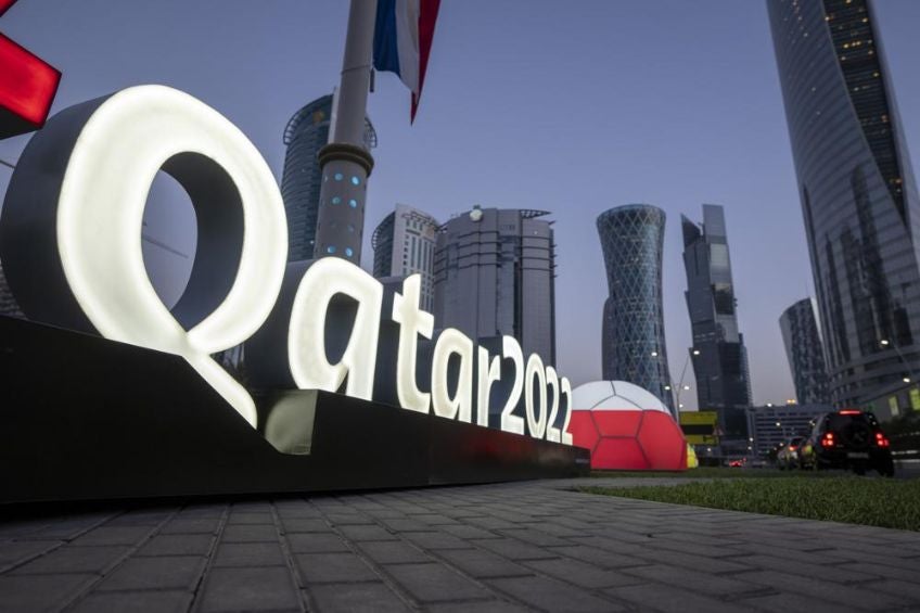 Letrero de Qatar 2022 en Doha