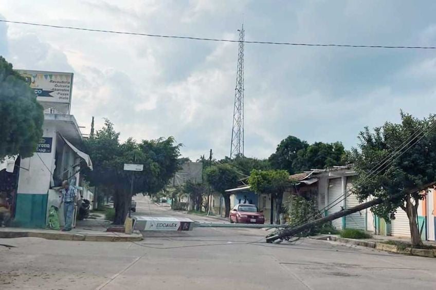 Poste derribado en Luvianos