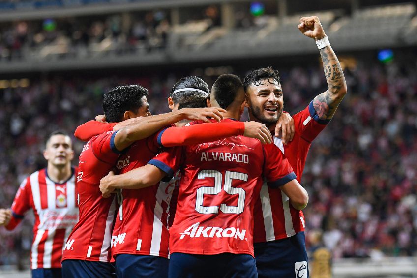 Jugadores de Chivas festejando un gol