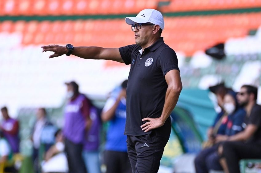 Juan Carlos Mendoza dirigiendo a Mazatlán Femenil