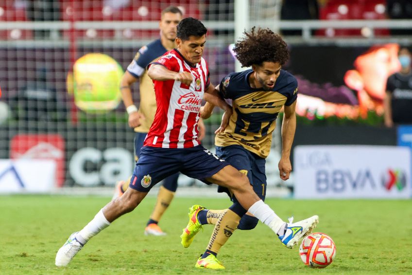 Jesús Sánchez durante un partido de Chivas