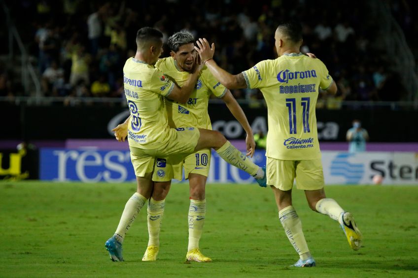 Jugadores del América festejando un gol