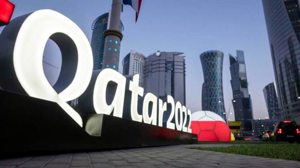 Letrero de Qatar 2022 en Doha