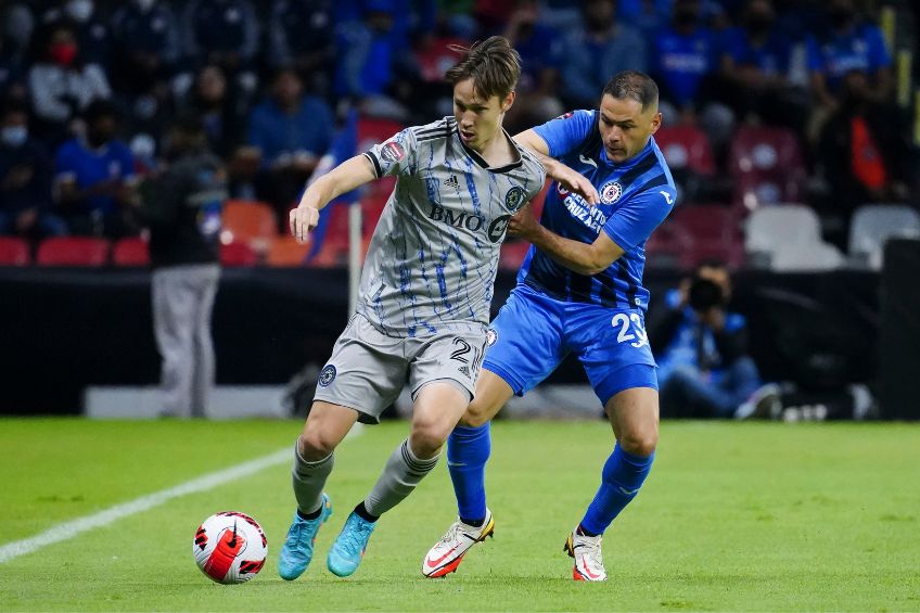 Pablo Aguilar durante un partido de Cruz Azul