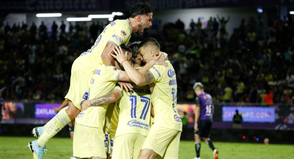 Jugadores del América festejando un gol