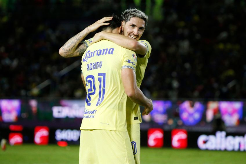 Jugadores del América festejando un gol