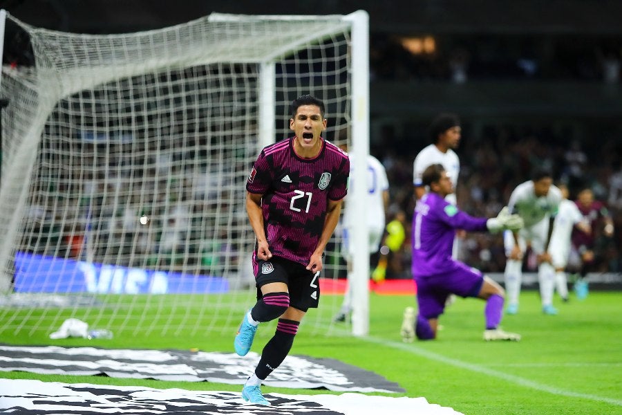 Uriel Antuna festejando un gol con el Tri