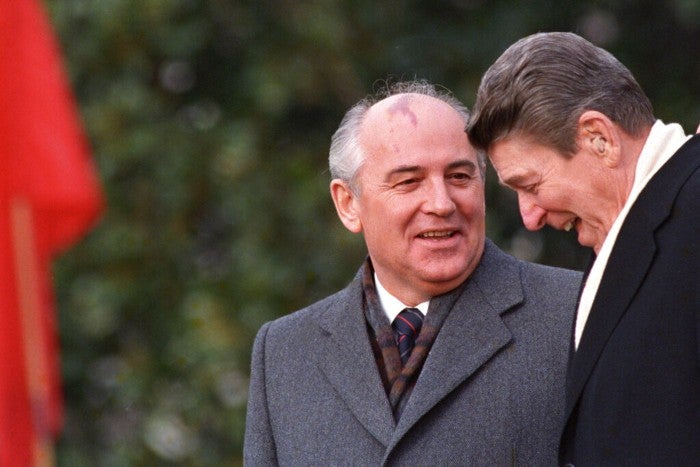 Mijaíl Gorbachov y Ronald Reagan, expresidente de los Estados Unidos