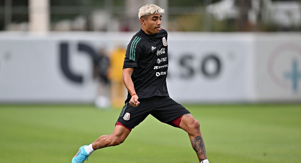 Julián Araujo entrenando con la Selección Mexicana