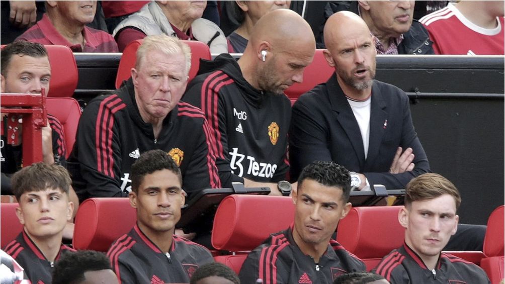 Cristiano y Ten Hag en el banquillo del United