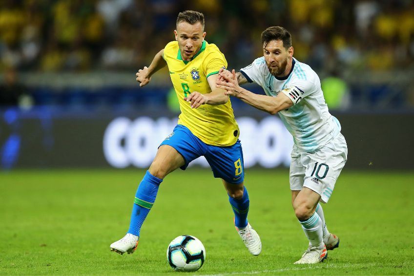 Arthur durante un partido de Brasil