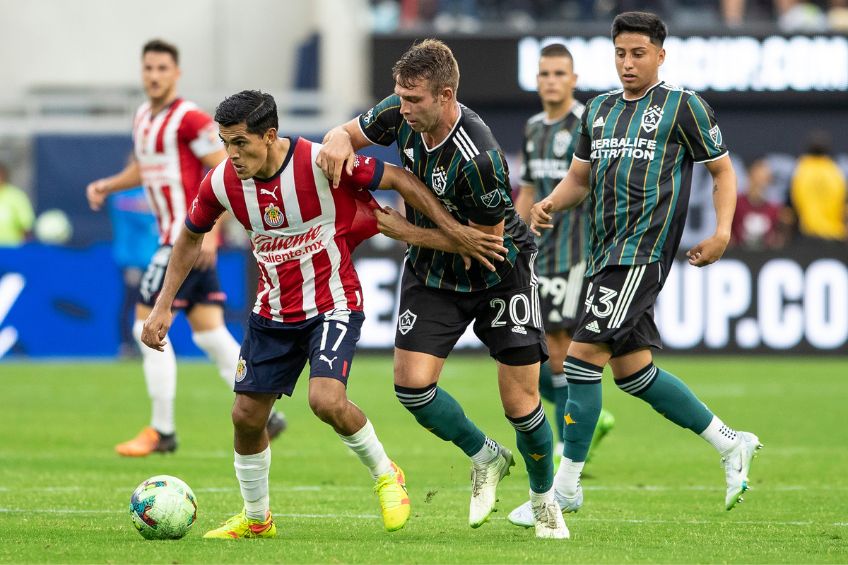 Jesús Sánchez durante un partido de Chivas