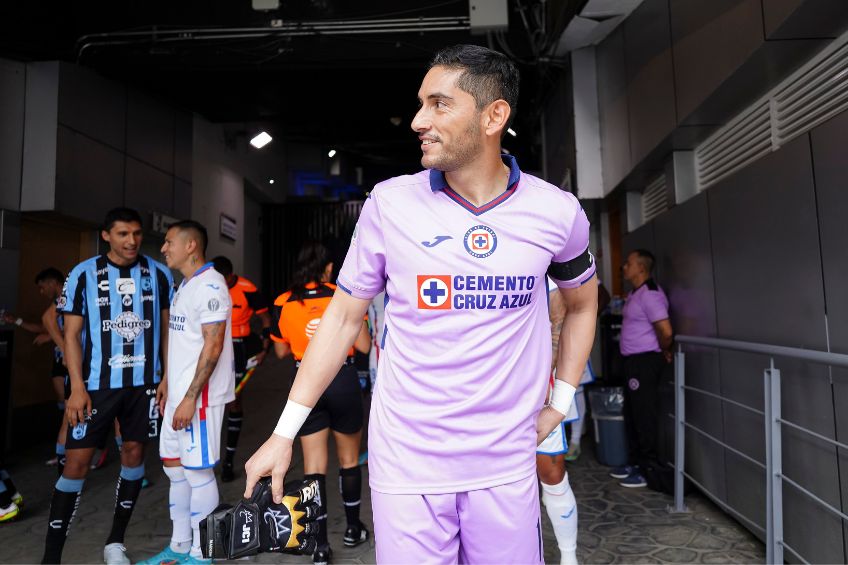 Jesús Corona previo a un partido de Cruz Azul