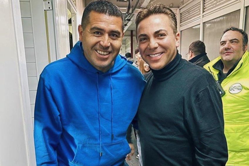 Cristian Castro junto a Juan Román Riquelme