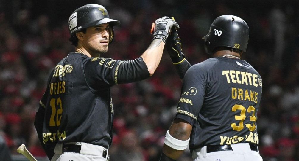 Jugadores de Leones de Yucatán durante el partido