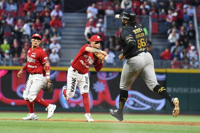 Jugadores de Diablos Rojos y Leones durante el partido