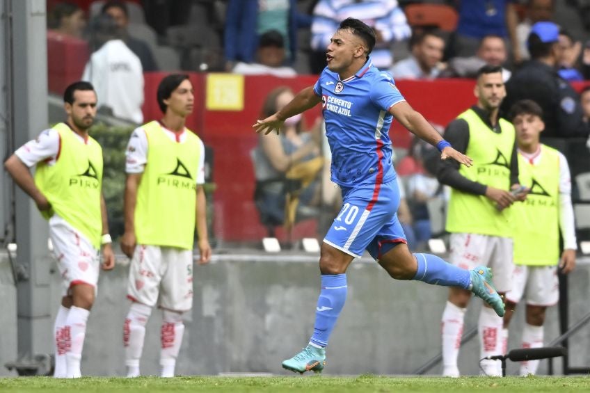 Iván Morales festejando un gol