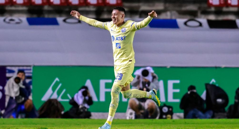 Emilio Lara festejando un gol