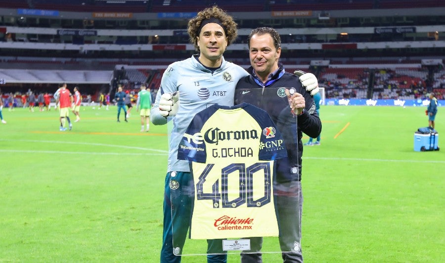 Baños otorga reconocimiento a Memo Ochoa