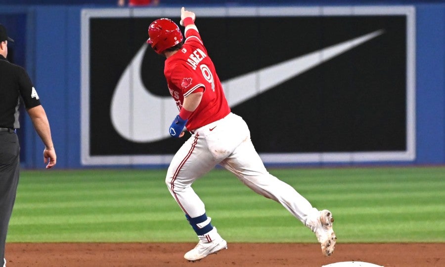 Danny Jansen celebra hit del triunfo