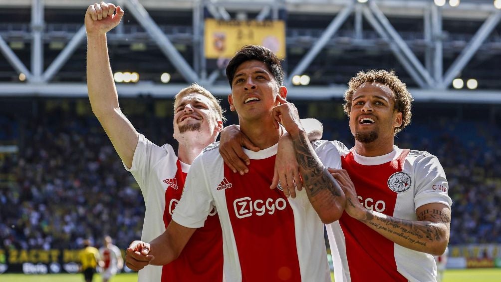 El mediocampista mexicano luce con el Ajax