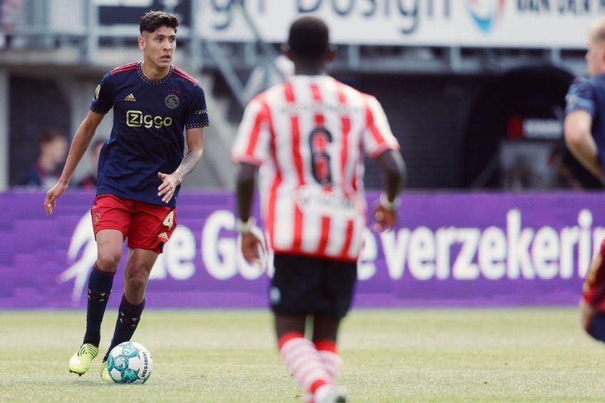 Edson Álvarez durante un partido del Ajax