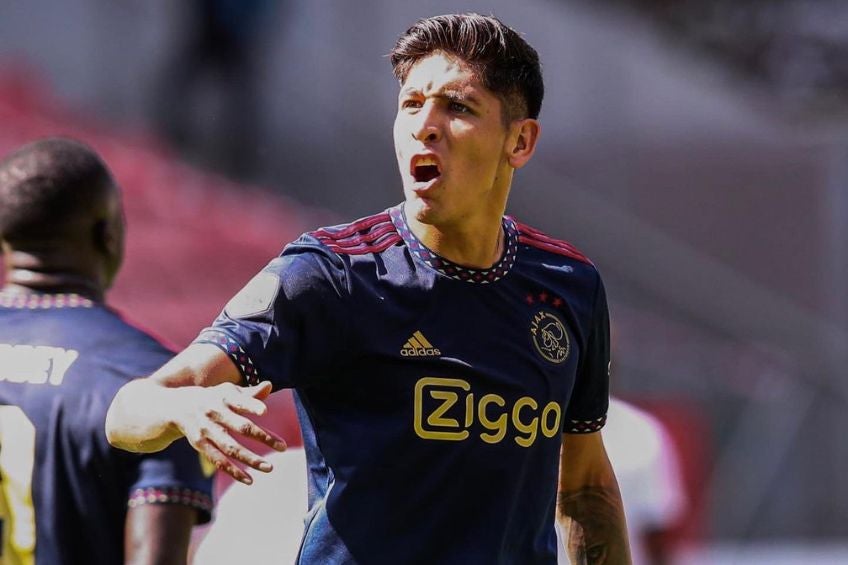 Edson Álvarez durante un partido del Ajax