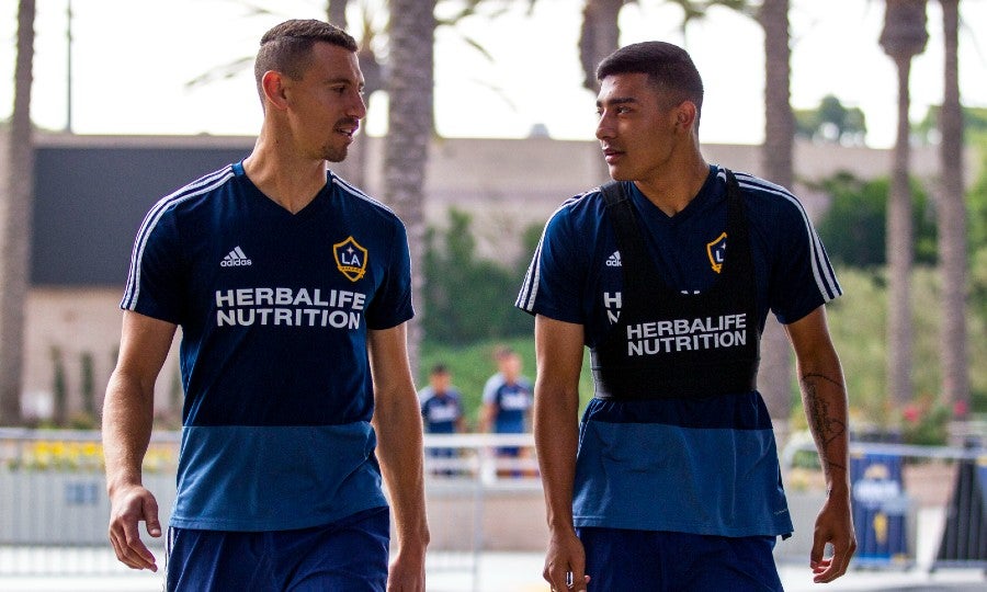 Araujo (derecha) previo a entrenamiento con el Galaxy