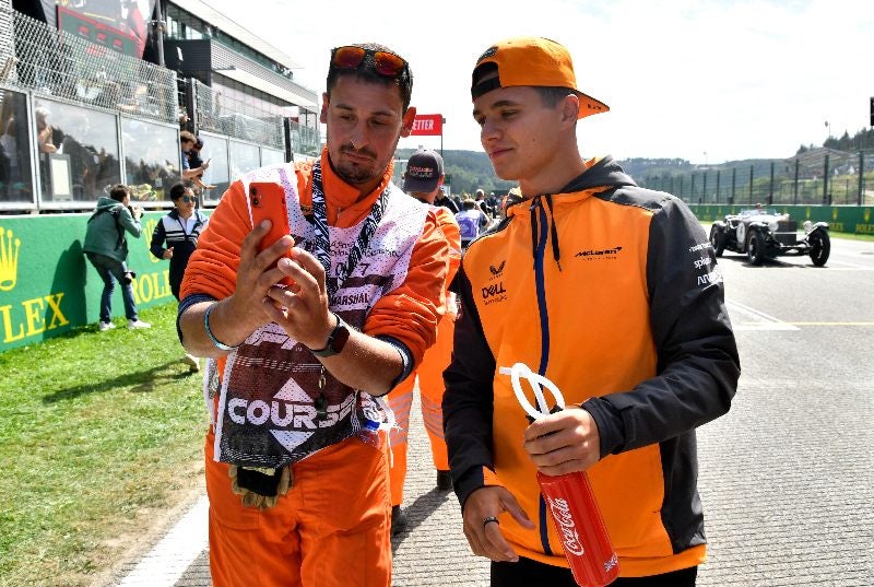 Lando Norris junto a un comisario en la F1