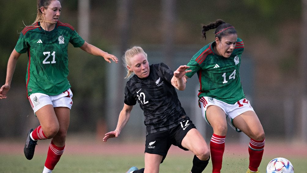 Lizbeth Ovalle en disputa por el balón contra Nueva Zelanda