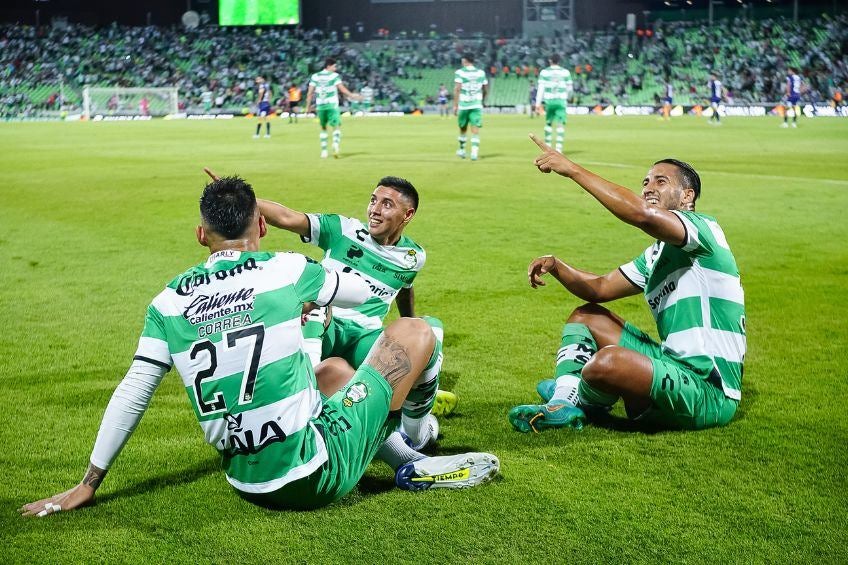 Jugadores de Santos festejando un gol