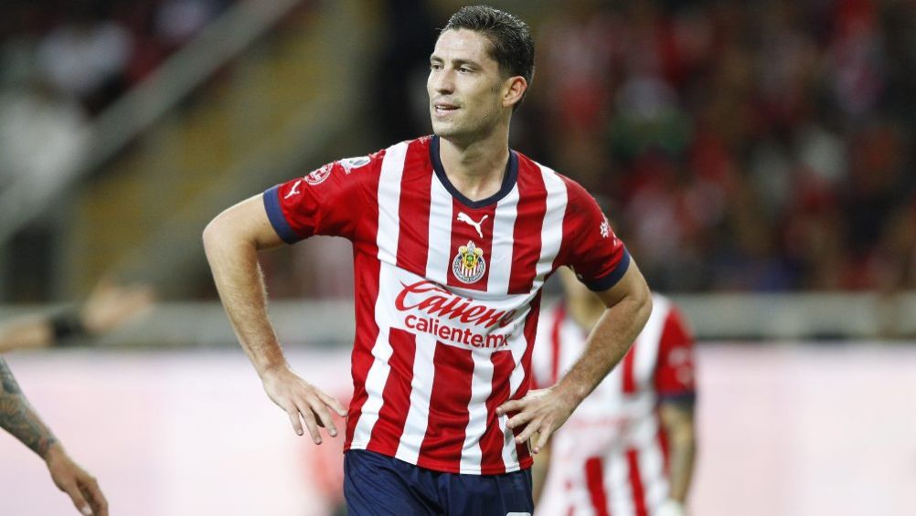 Santiago Ormeño en acción con Chivas