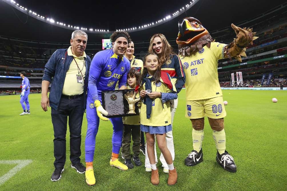 Guillermo Ochoa recibe su reconocimiento junto a su familia