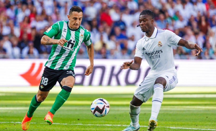 Andrés Guardado ante Eduardo Camavinga