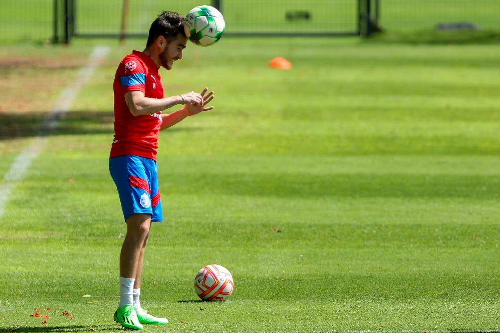 Jesús Angulo en entrenamiento con Chivas