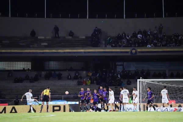 Dani Alves cobra tiro libre en su debut con Pumas ante Mazatlán