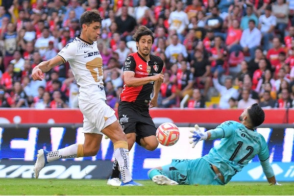 Dinenno de Pumas ante el guardameta Camilo Vargas de Atlas