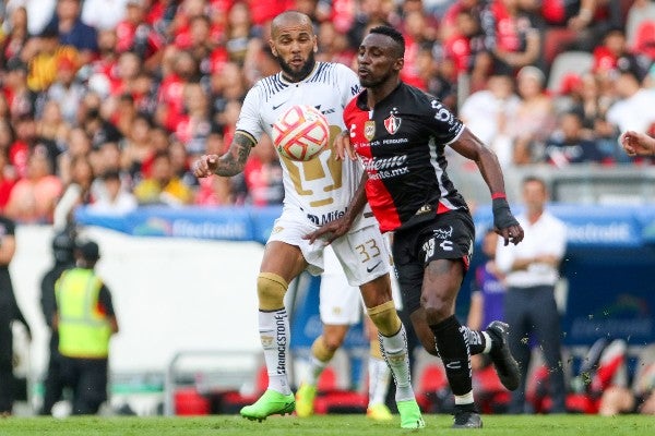 Dani Alves pelea balón con Julián Quiñones en el Atlas vs Pumas