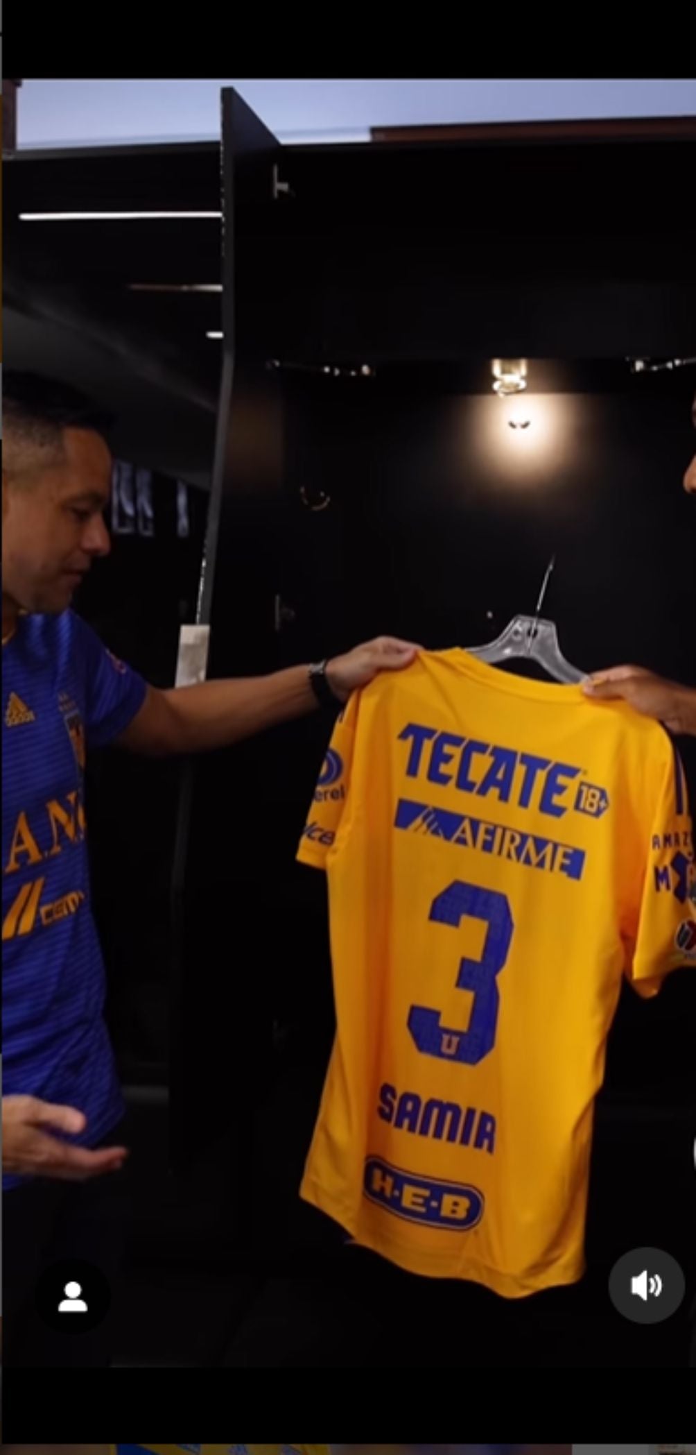 Juninho le muestra la playera a Samir