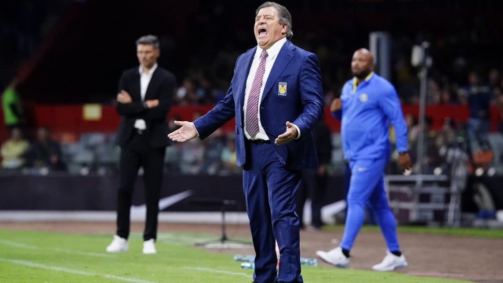 Miguel Herrera dirigiendo a Tigres