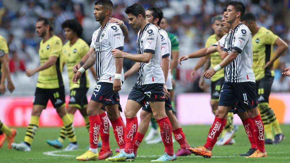 Jugadores de Rayados y Mazatlán en lamento