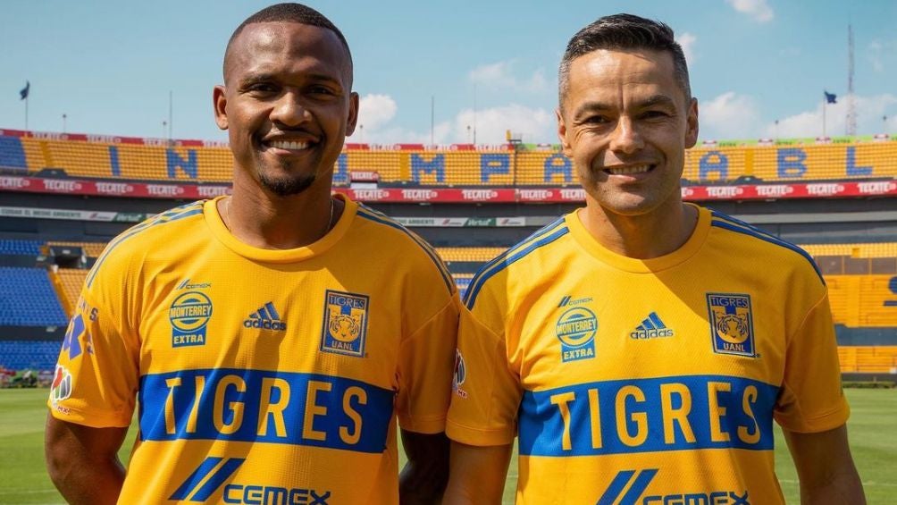 Los dos posan con la camiseta de los Tigres