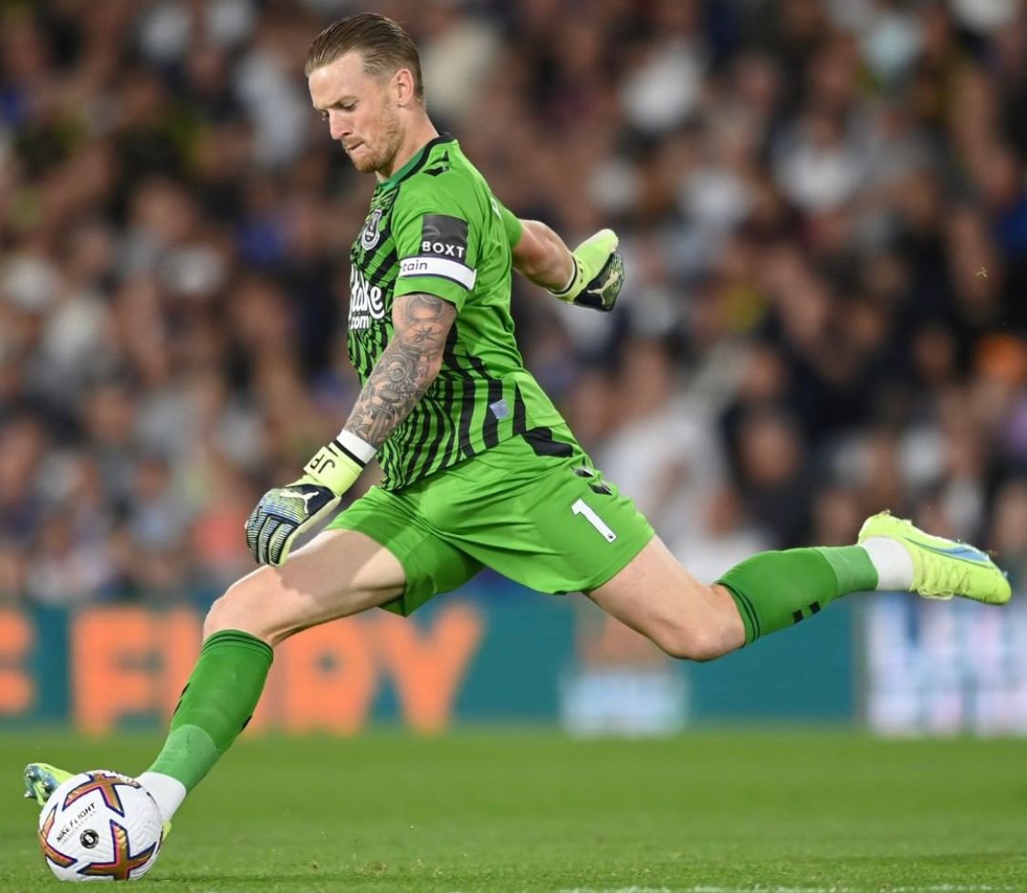 Jordan Pickford despejando